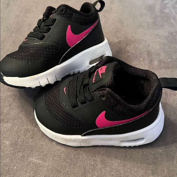 Nike Air Max Thea Black with Pink Highlights - Picture 1 of 5